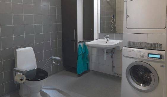 Inflyttningsklar lägenhet med badrum, toalett, handfat och tvättmaskin