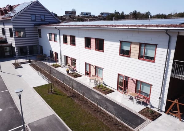 Lägenhet med flerbostadshus och uteplatser