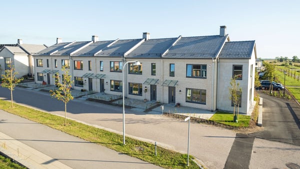 Lägenhet i radhusområde med modern fasad och nyanlagd gata