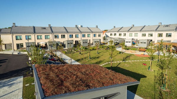 Inflyttningsklar lägenheter med innergård, gräsmatta och radhuslänga