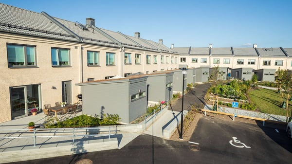 Nybyggda radhus med gemensam innergård, uteplatser och tillgänglig parkeringsyta