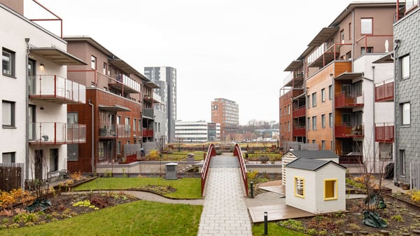 Bostadshus i Västerås med innergård, flerbostadshus och lekplats