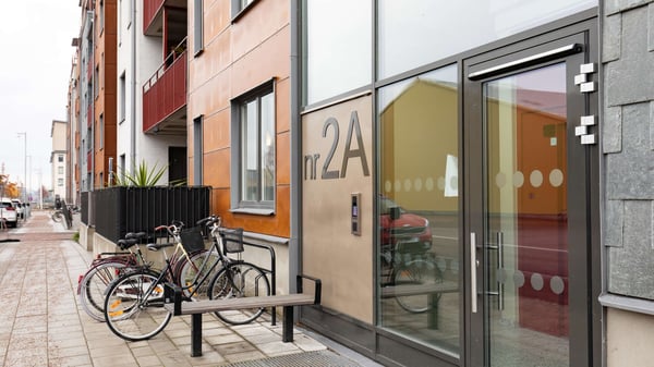 Entré till bostadshus med nummer 2A och cyklar utanför