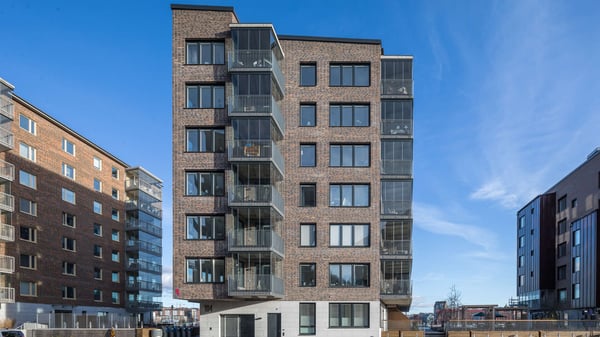 Modernt flerfamiljsfastighet med balkonger