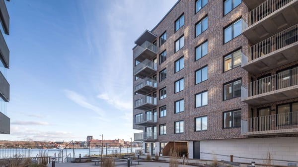 Flerfamiljshus med balkonger vid vattnet