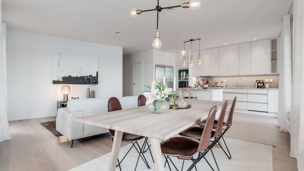 Ljus och modern tom lägenhet med öppen planlösning, kök och matplats