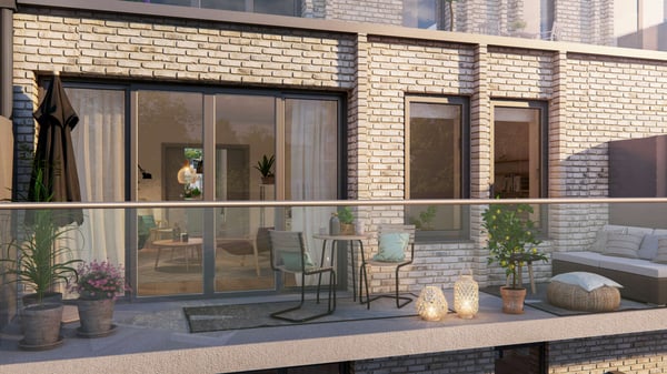 Inflyttningsklar lägenhet med balkong, sittgrupp och växter