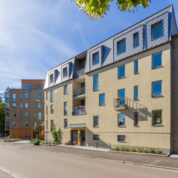 Flerfamiljshus med ljus fasad och balkonger