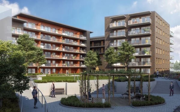 Exteriörvy av flerbostadshus med innergård, träd och människor som promenerar