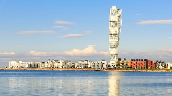 Malmö Turning Torso vid havet med bostadshus längs strandlinjen