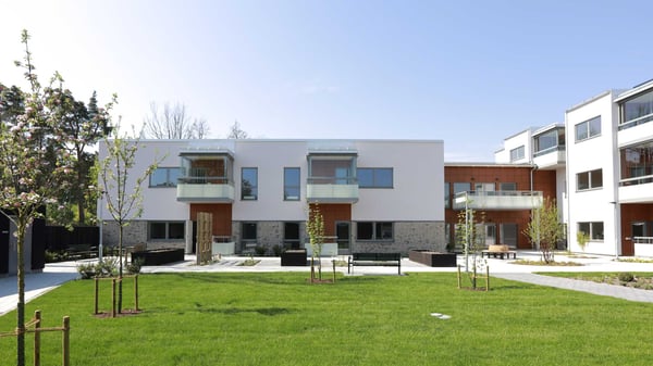 Flerbostadshus med modern bostadsgård och grönytor