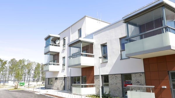 Flerbostadshus med moderna balkonger och ljusa fasader i bostadsområde