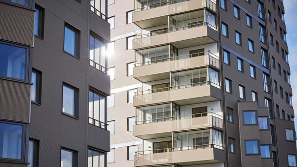 Exteriör av moderna flerfamiljshus med balkonger och många fönster