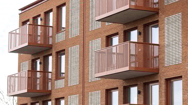 Flerbostadshus med balkonger av metallnät