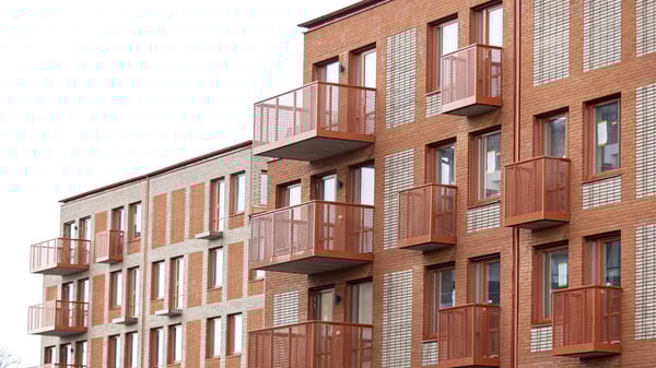 Flerbostadshus med balkonger av metallnät