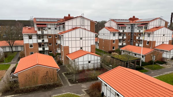 Inflyttningsklar lägenhet i bostadsområde med flerbostadshus och röda tegeltak