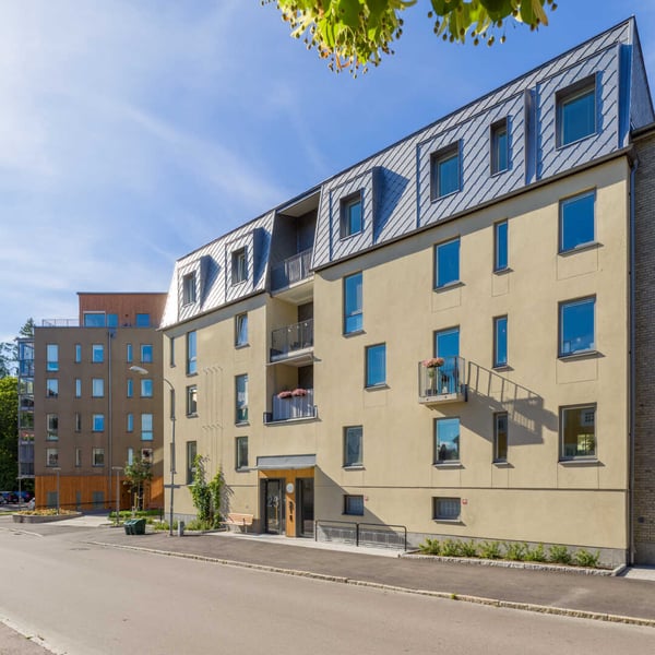 Flerfamiljshus med ljus fasad och balkonger