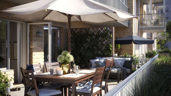 Terrass med soffa och matplats
