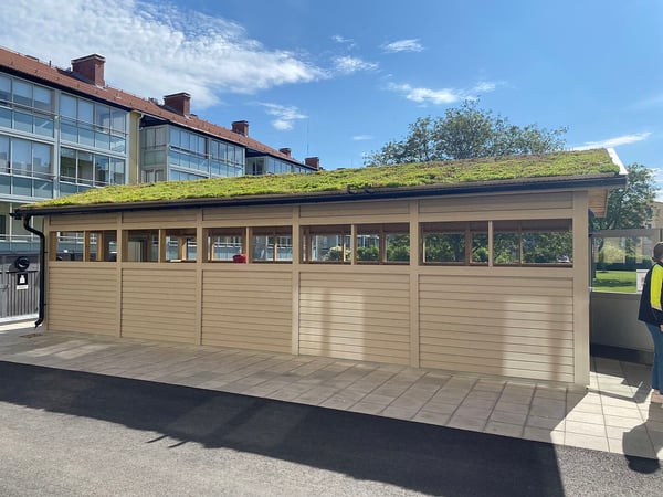 Vit träbyggnad med  fönster 