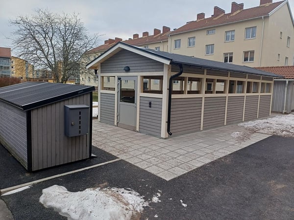 Inflyttningsklart lägenhetsområde med gemensamt förråd och cykelskjul utomhus