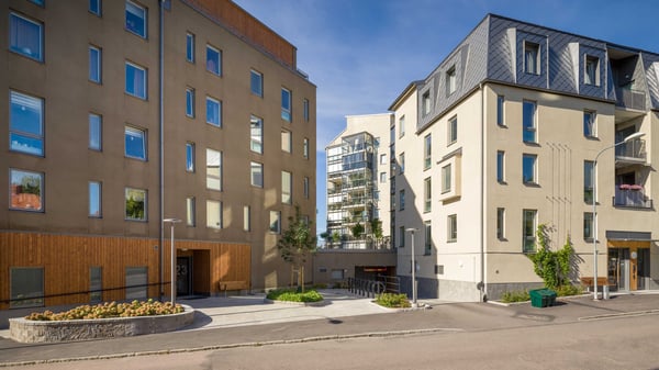 Flerfamiljshus med moderna lägenheter och gårdsmiljö