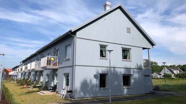 Flerbostadshus med balkonger och grönytor