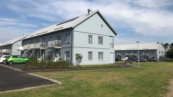 Flerbostadshus med balkonger och grön innergård