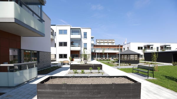 Modern innergård och flerbostadshus