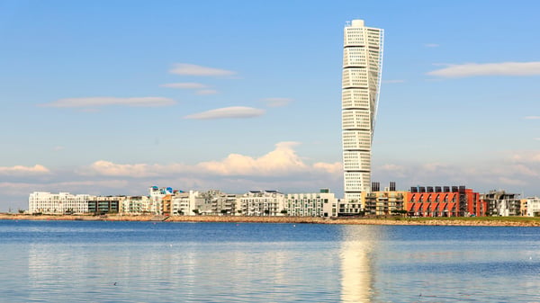 Malmö Turning Torso vid havet med bostadshus längs strandlinjen