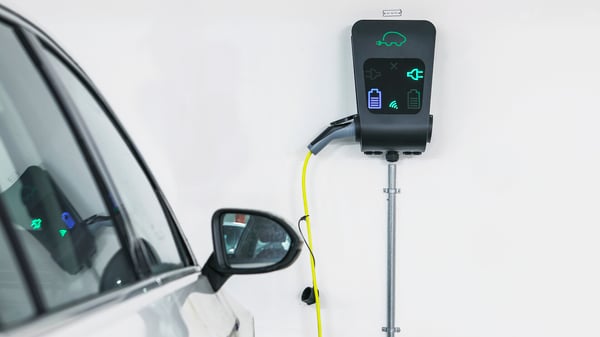Laddstation för elbil i garage med ansluten laddkabel