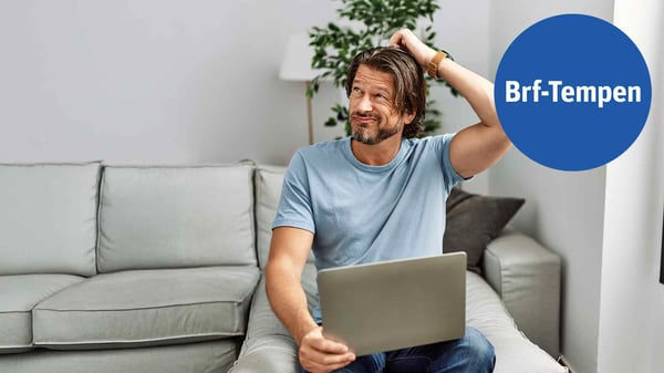 Man med dator framför sig som kliar sig bekymrat i huvudet