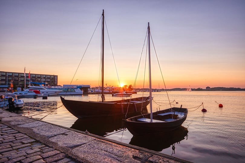 Båtar vid kaj i kvällssol