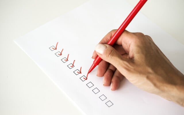 Person som checkar av punkter i en checklista