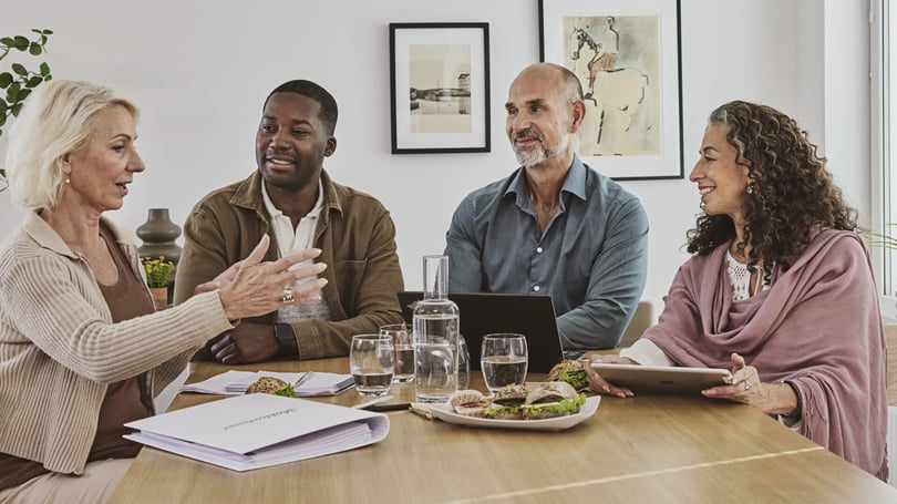 Två kvinnor och två män har styrelsemöte