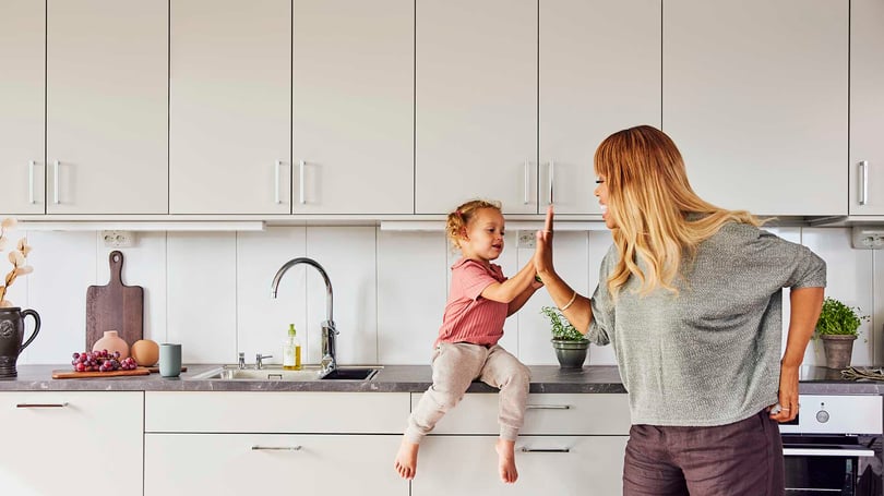 Mamma och barn i kök