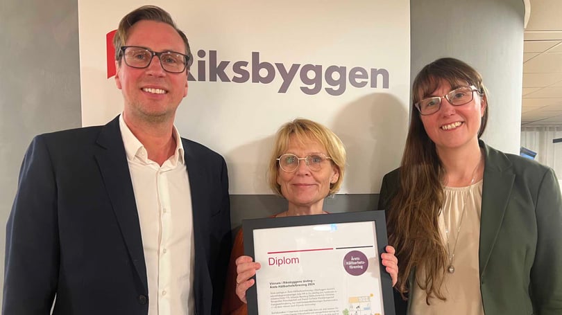 Årets hållbarhetsförening 2024, Brf Karlskronahus 11. Från vänster Daniel Toftskär, Riksbyggen, Malin Wilén (ordförande) och Johanna Bjurskog, Riksbyggen.