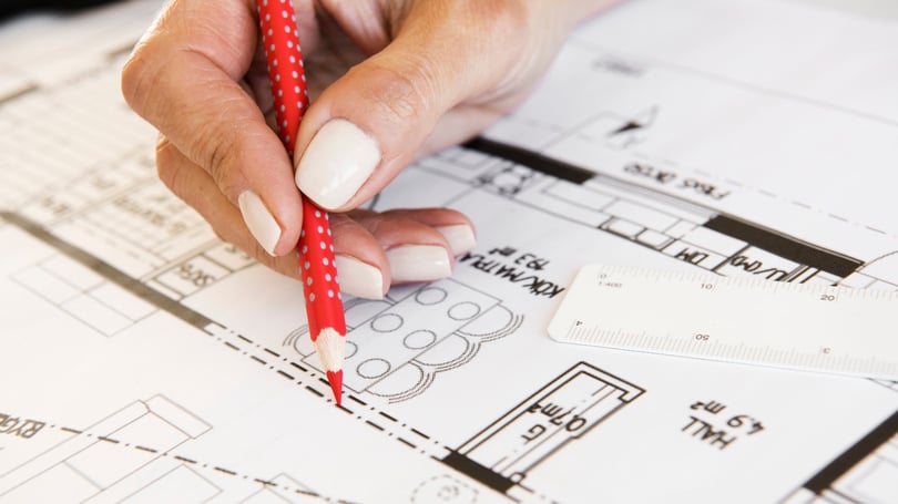 Röd penna på ritning