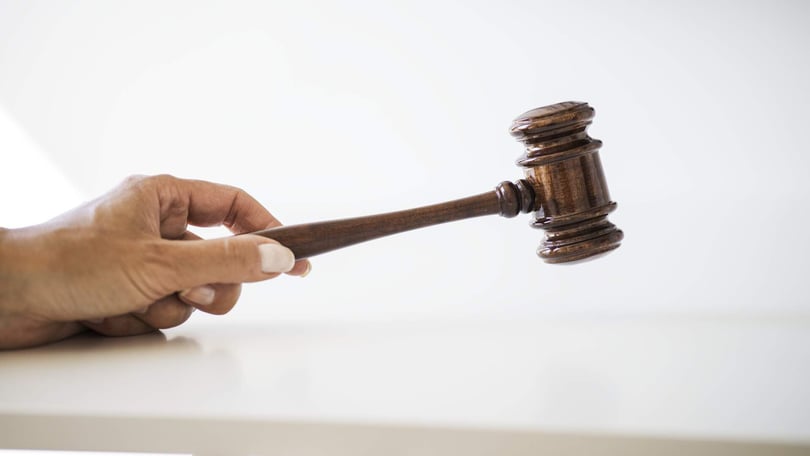 Hand med ordförandeklubba