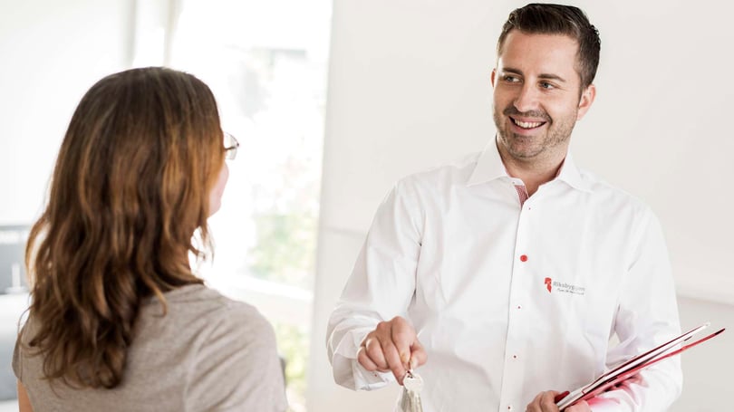 Säljare lämnar nyckel till köpare