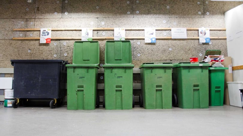 Soptunnor i ett soprum