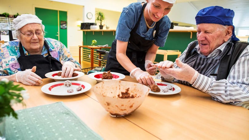 Pensionärer på äldreboende gör chokladbollar