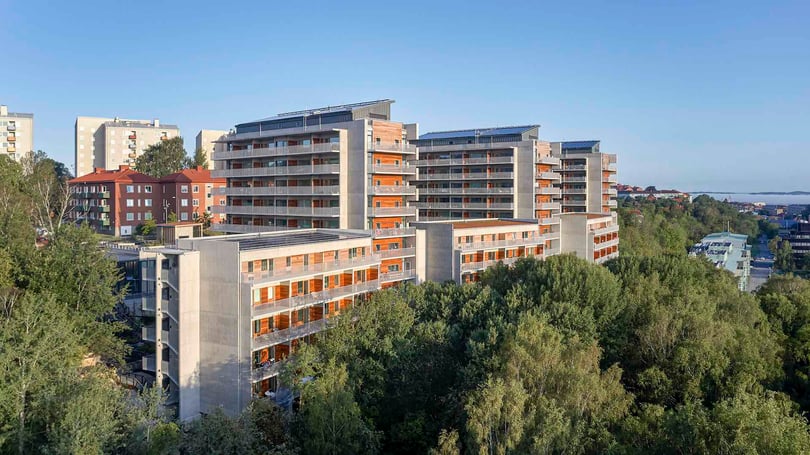 Huset Brf Viva med skog runtom