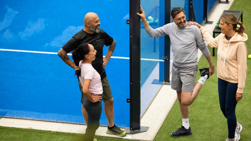 Grannar spelar padel tillsammans