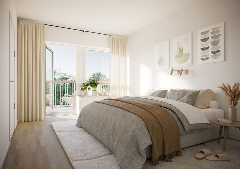 Ljust och luftigt sovrum med en stor säng, beige och gråa sängkläder, gardiner i ljusa toner, en balkong med utsikt och inredning med växter och konstverk på väggen