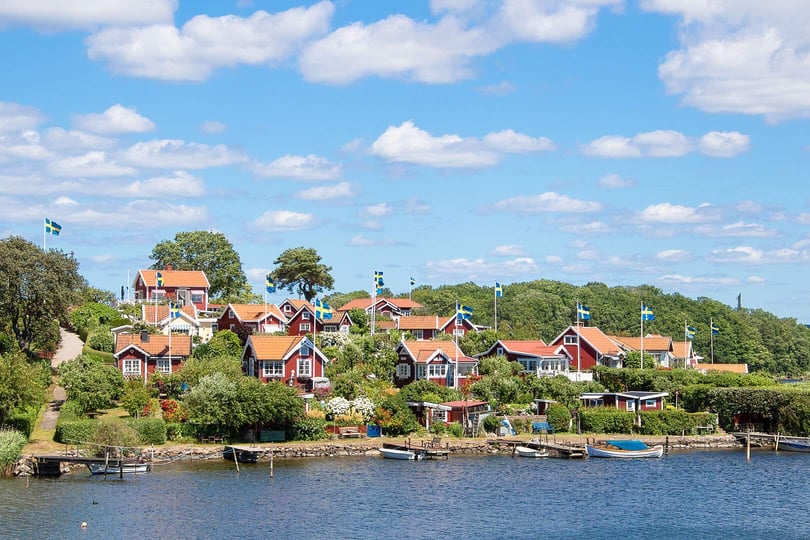 Små röda hus vid havet