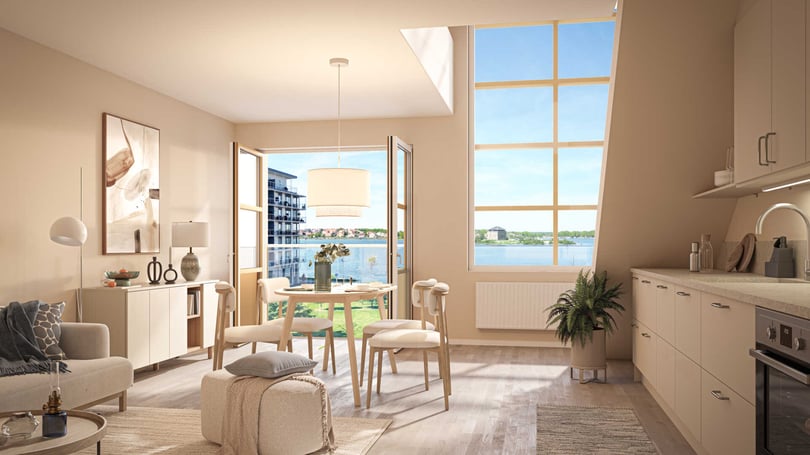 Ljust och modernt vardagsrum och kök med stora fönster, möbler i mjuka färger och utsikt över vattnet