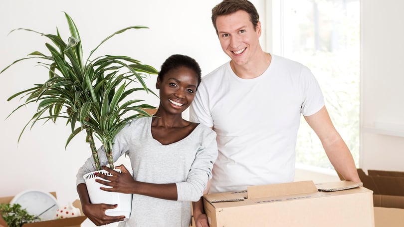 Ung man och kvinna flyttar in