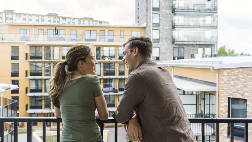 Ungt par på balkong