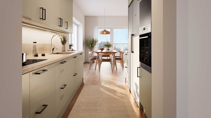 Modernt kök med vita skåpluckor, arbetsbänk i sten och rostfria vitvaror. I bakgrunden syns ett matbord med trästolar under en hängande lampa, samt stora fönster som släpper in naturligt ljus