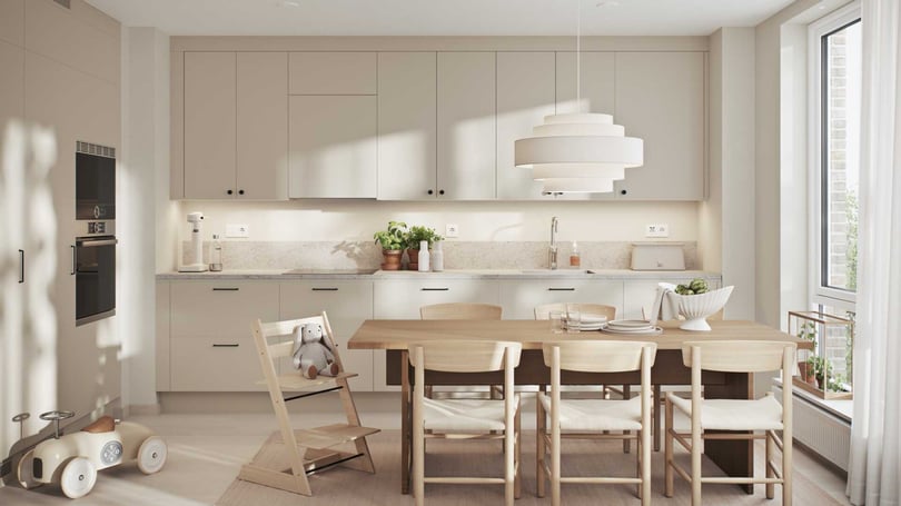 Ljus och modern köksinteriör med vita skåp, en trämatgrupp, stora fönster och dekorativa detaljer som växter och köksredskap